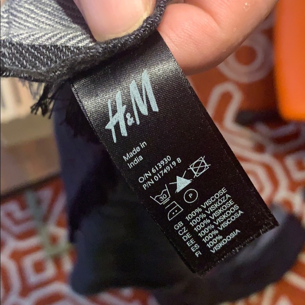 H&M Scarf - Picture 3 of 3